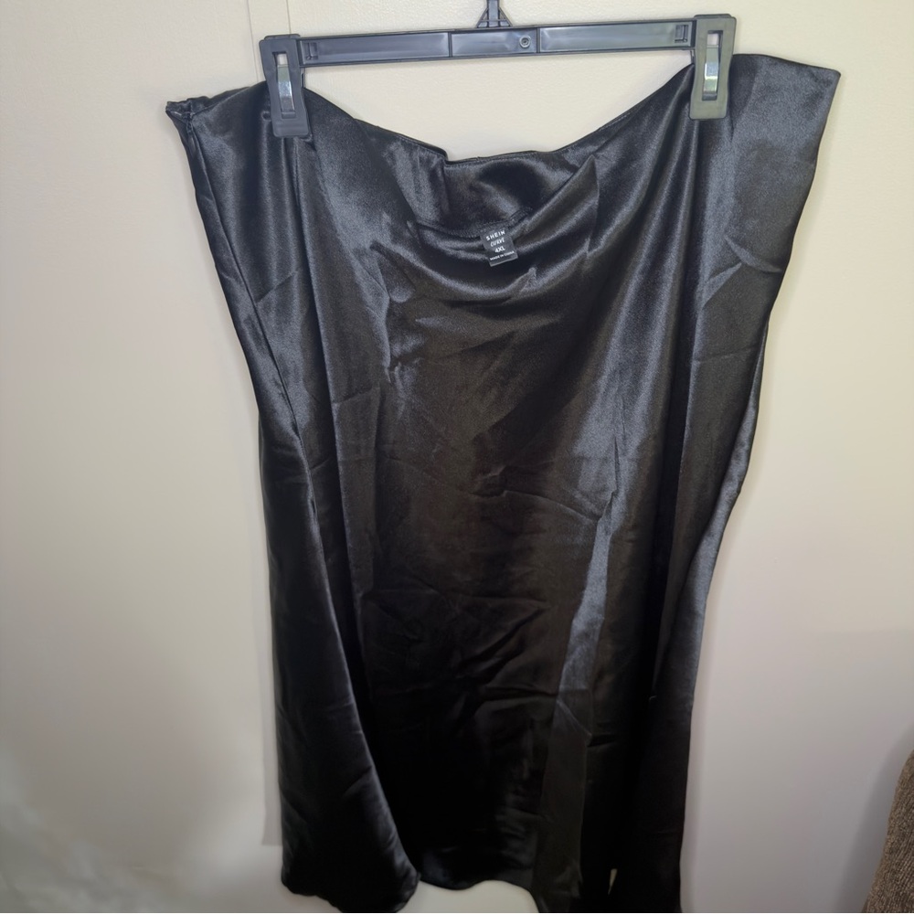SHEIN Curve Plus Size 4XL Black Satin Midi Skirt